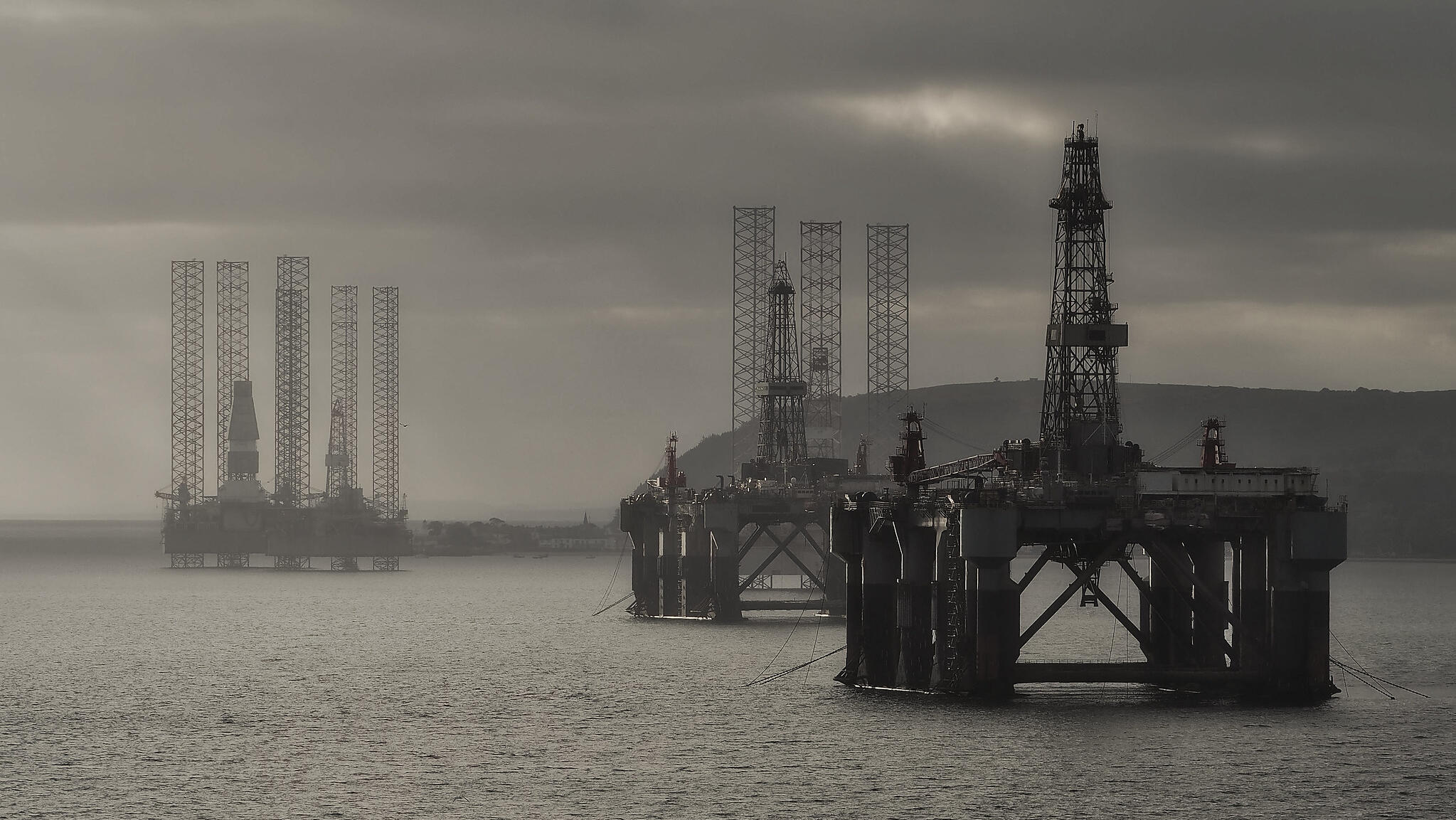 Oil at multi-year lows as downward spiral continues