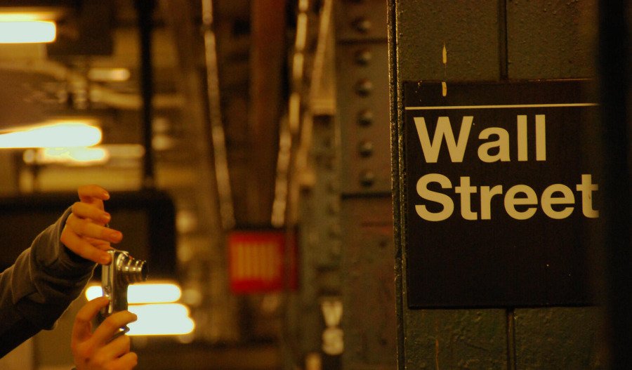 Markets: US benchmarks tick higher after 4wk slump