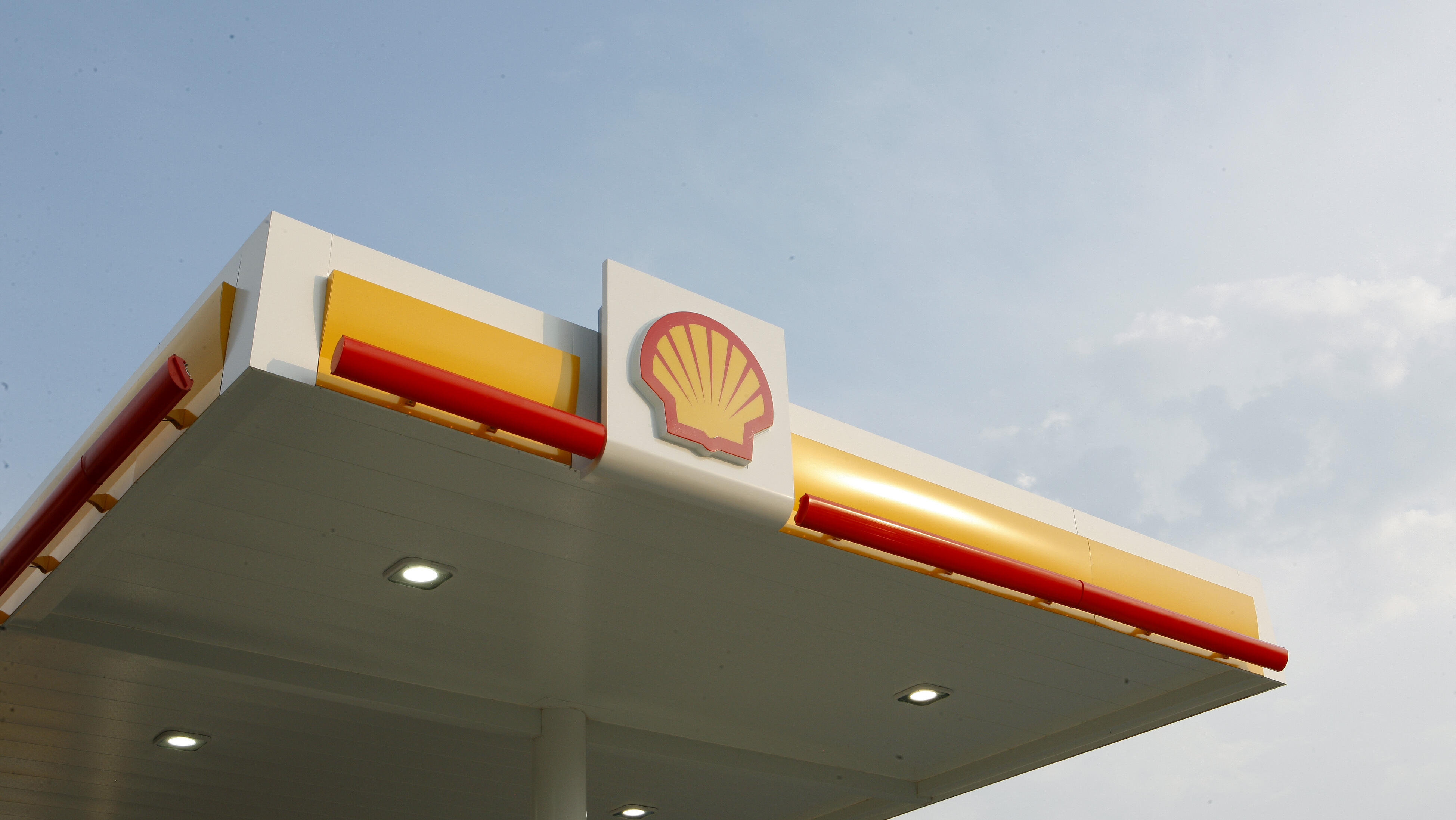 Shell aims to raise gas production, sales