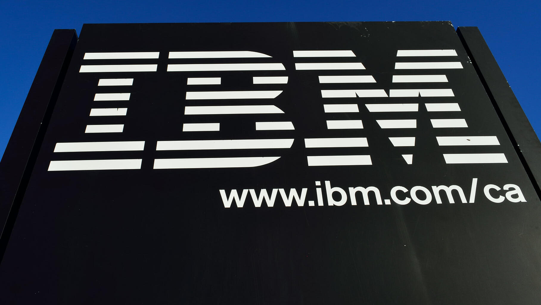 IBM's earnings fall short, shares plummet