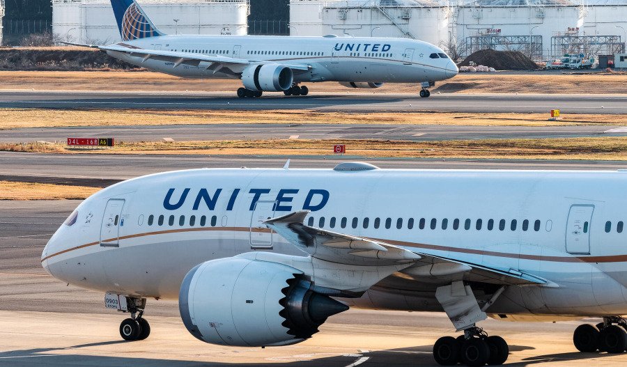 United Airlines affirms guidance, cuts domestic runs