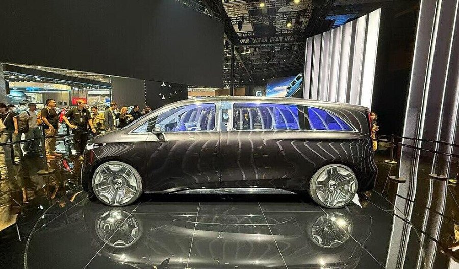 Mercedes-Benz unveils new luxury limo at Auto Shanghai