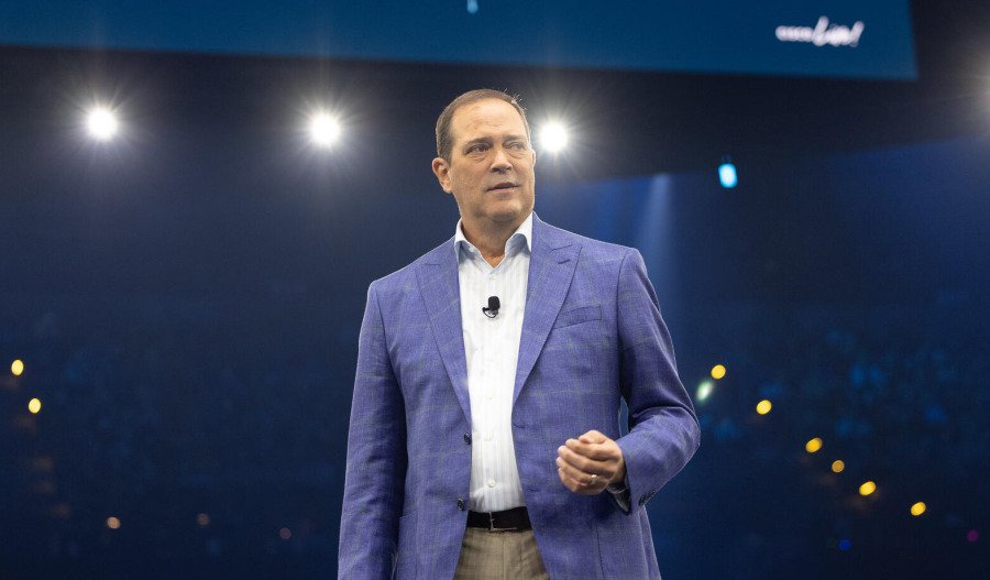 Cisco beats forecasts, joins with Saudi's Humain AI