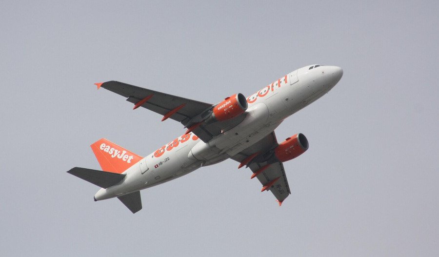 EasyJet stocks plummet following widening losses