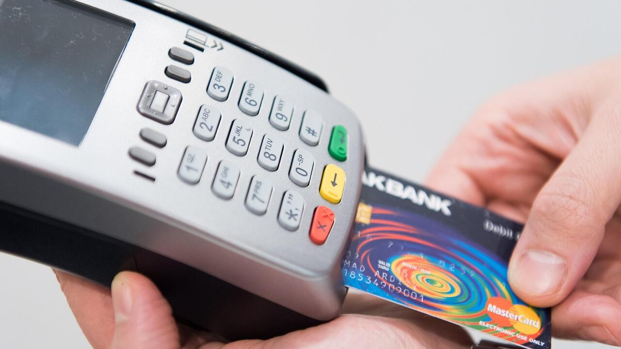 Money: 43% of Australians reject tipping culture
