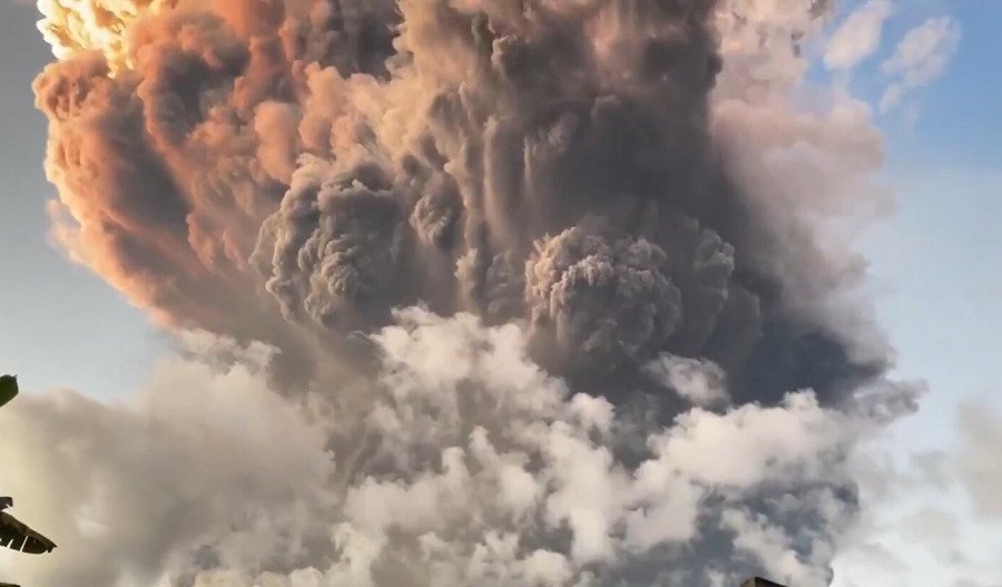 Indonesian volcano eruption sees flights cancelled