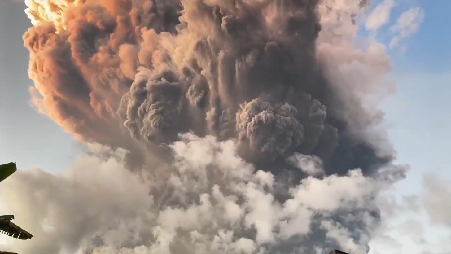 Indonesian volcano eruption sees flights cancelled