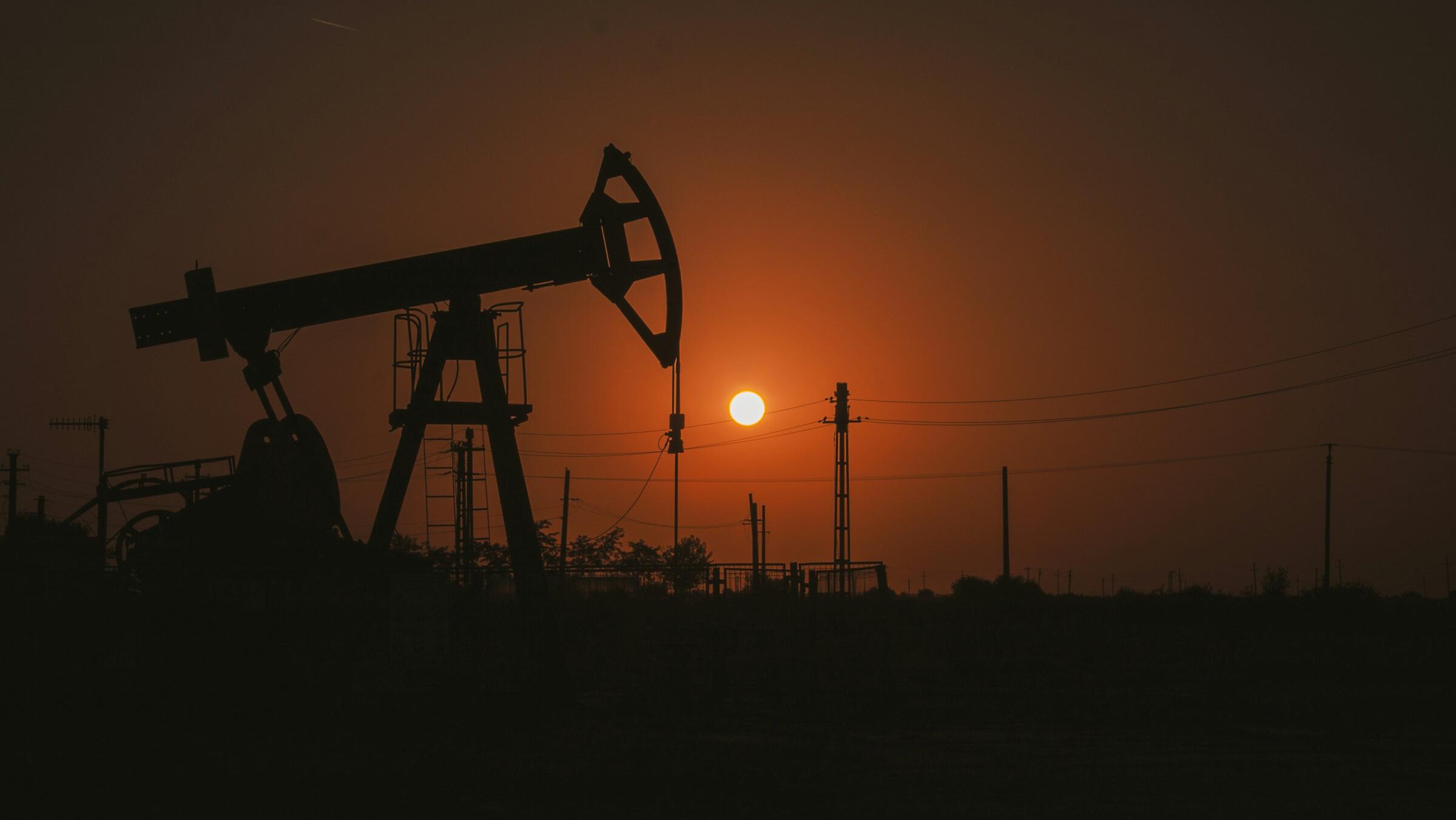 Oil mixed but heads for weekly gain; M.East in focus