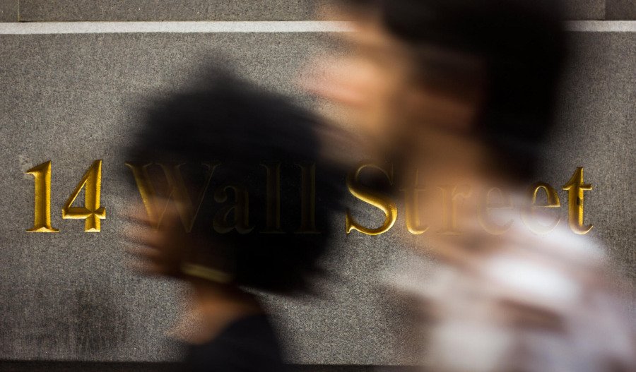 Wall St finishes mixed as traders eye M.East, Fedspeak