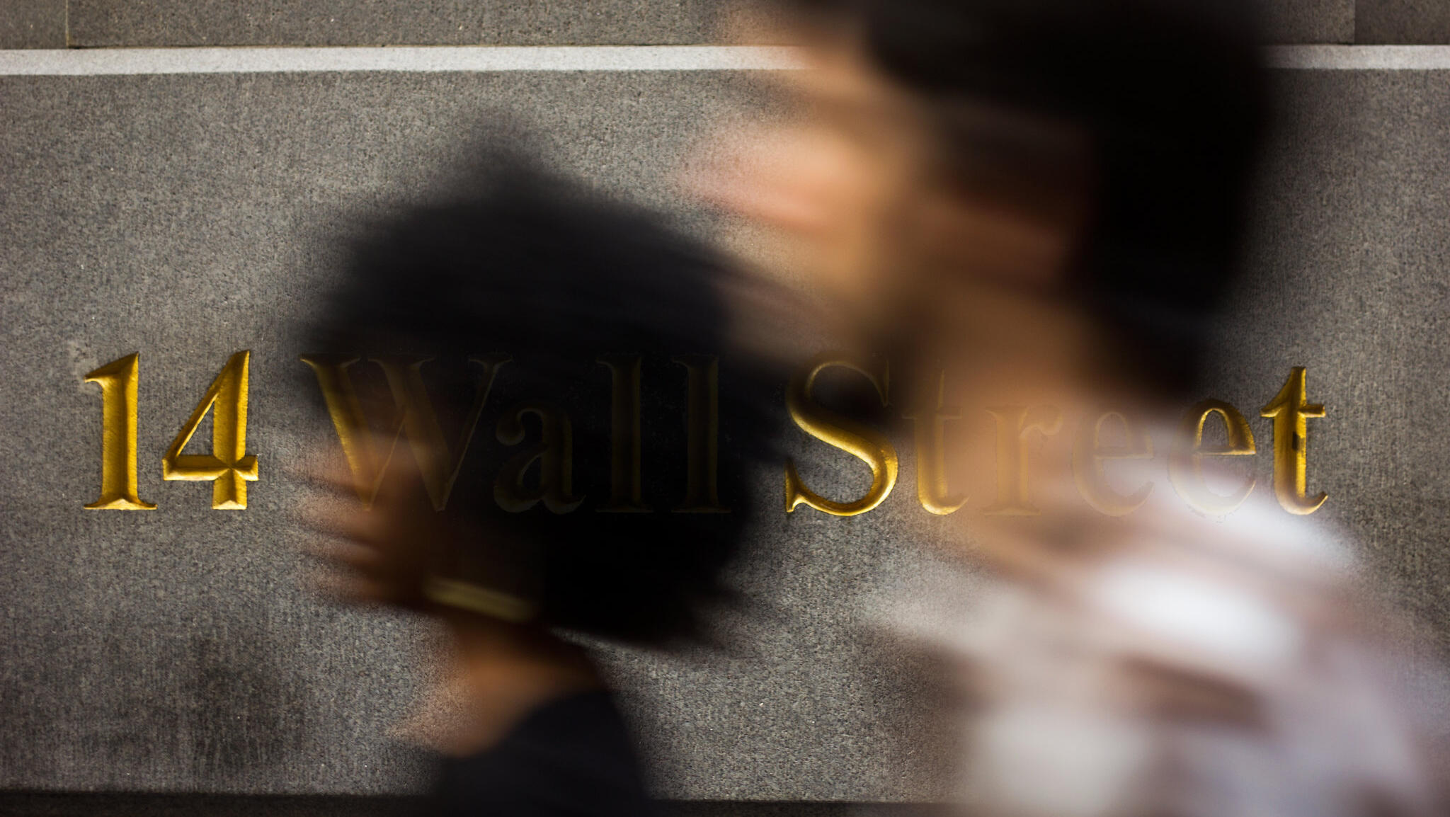 Wall St finishes mixed as traders eye M.East, Fedspeak