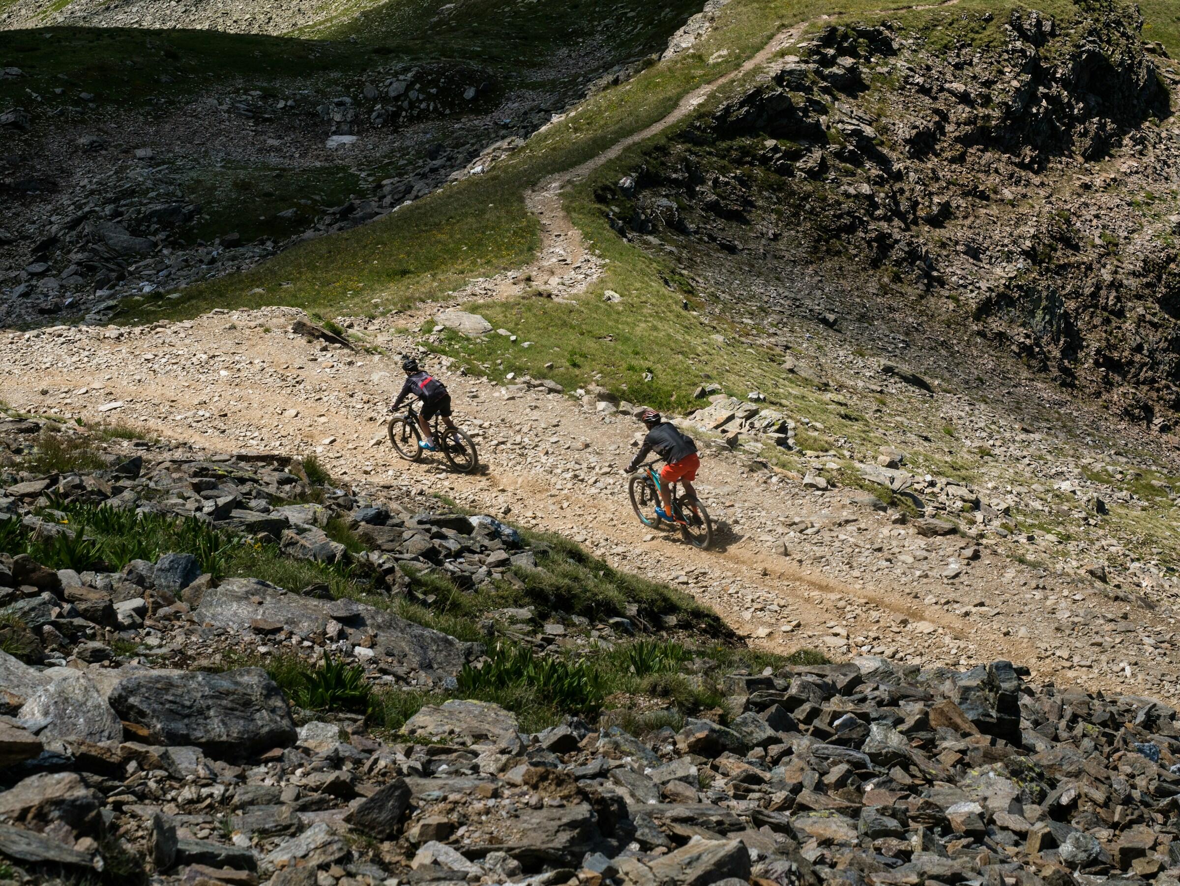 Trendsport Downhill. In rasantem Tempo bergab. Trend sport downhill. Downhill at a rapid pace.