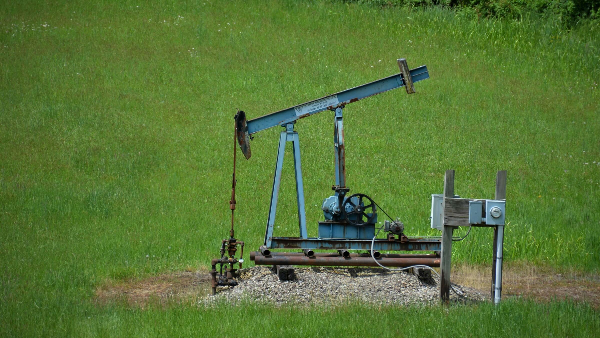 Oil gains on stronger demand signals, trade optimism