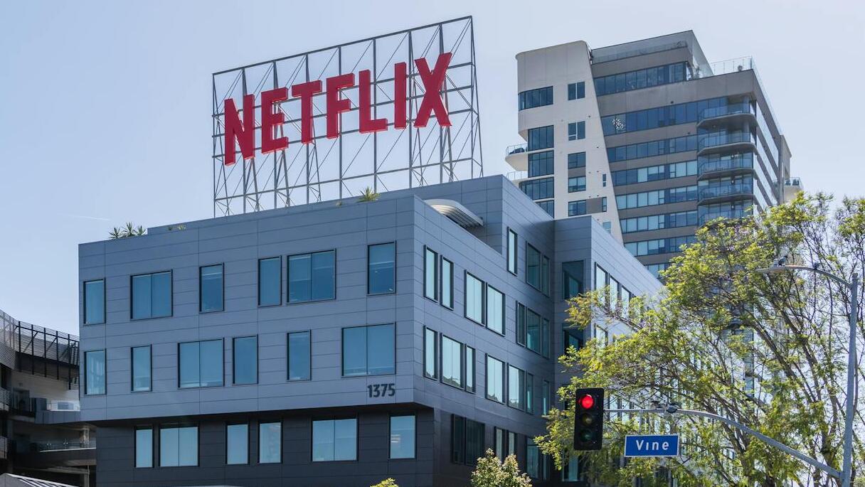 Netflix beats estimates, stock drops on low Q3 outlook