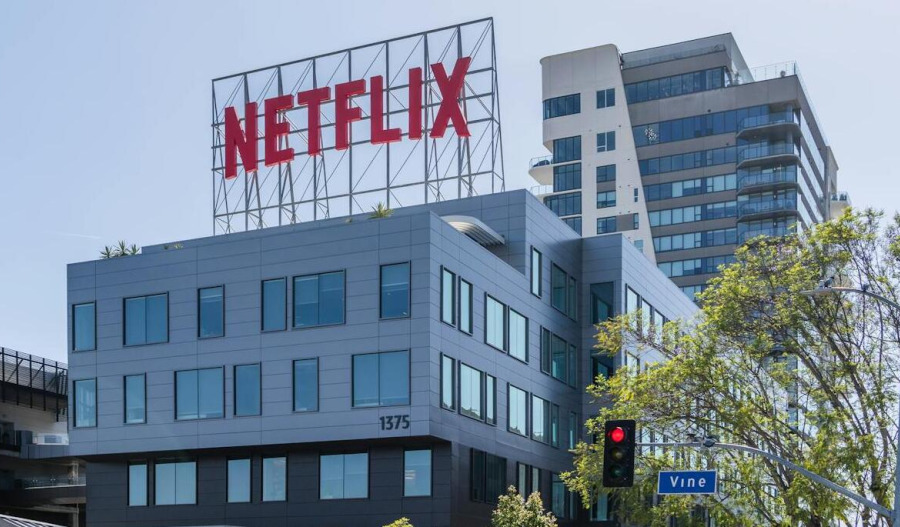 Netflix beats estimates, stock drops on low Q3 outlook