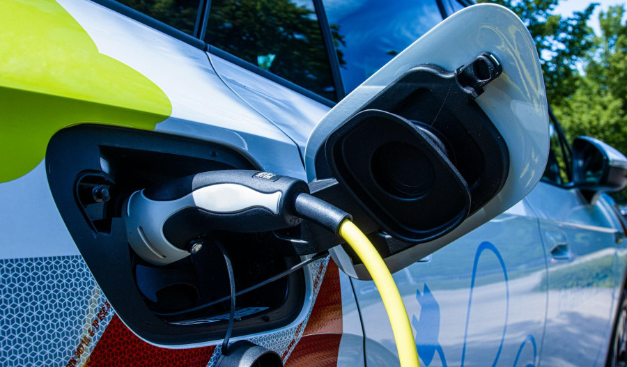 Rest of world powers ahead on EVs, US still idling