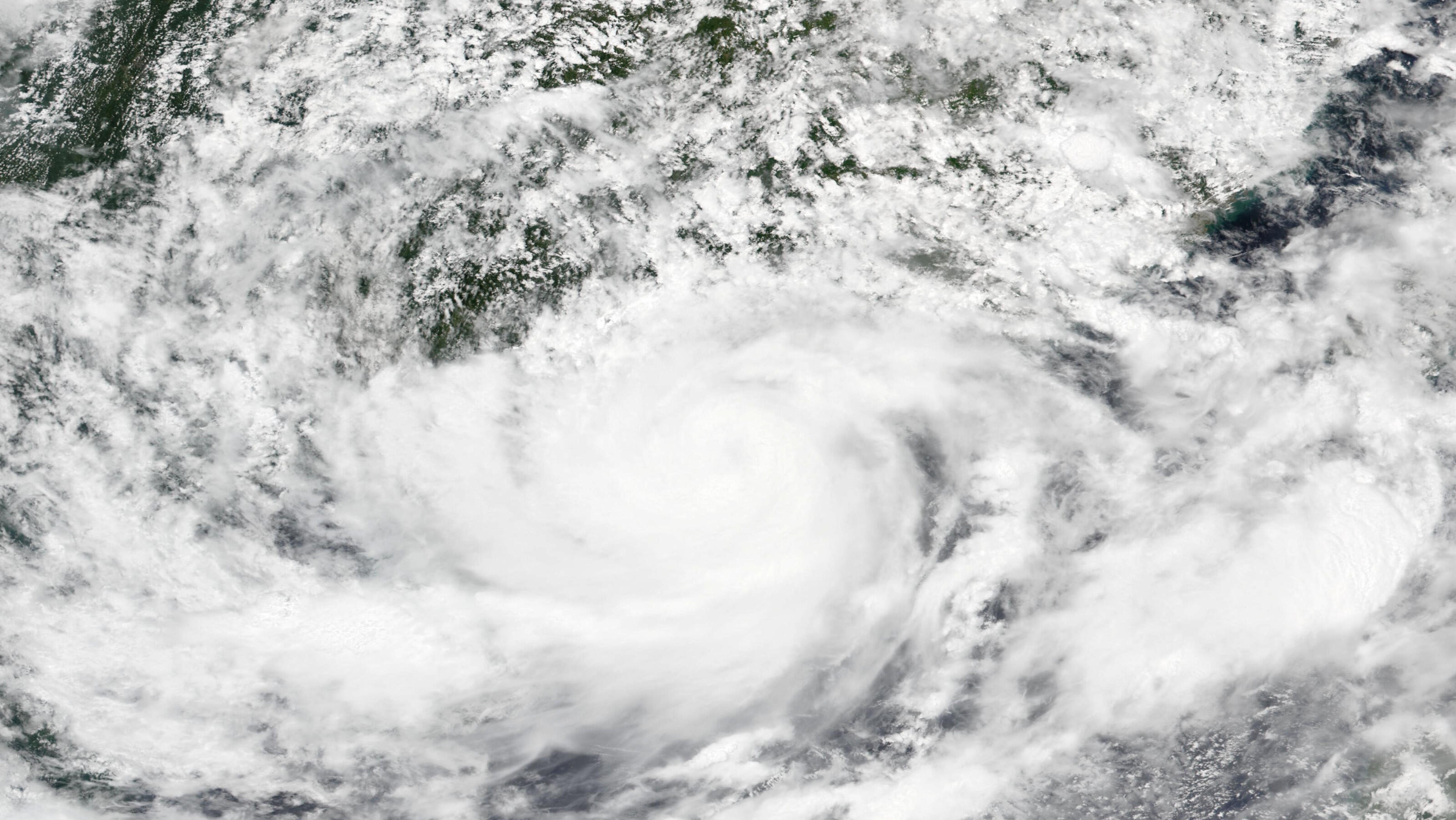 Typhoon Wipha reaches shore after battering Hong Kong