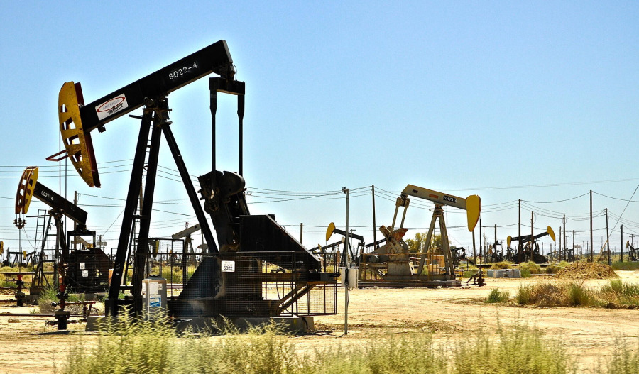 Oil up slightly; markets weigh Russian sanctions