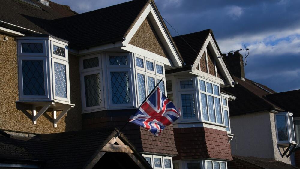 British home prices see largest tumble since 2002