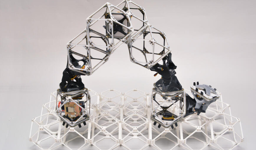 Ratchet and bank: The dawn of the robot metabolism