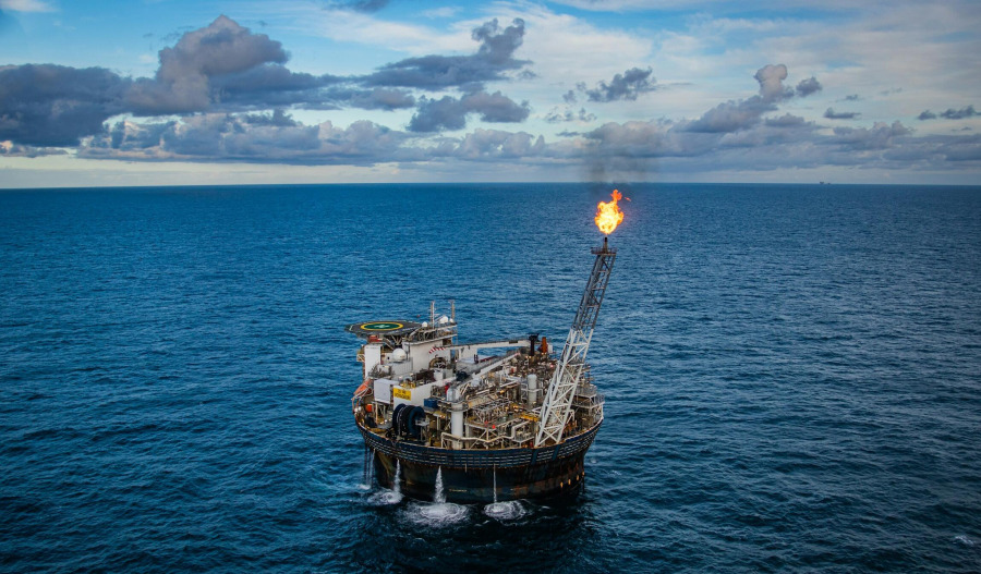 Oil rises on US-Japan deal, EU-China tensions cap gains