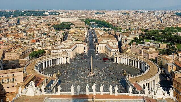 'So crowded': Tourists overwhelm travel hotspots