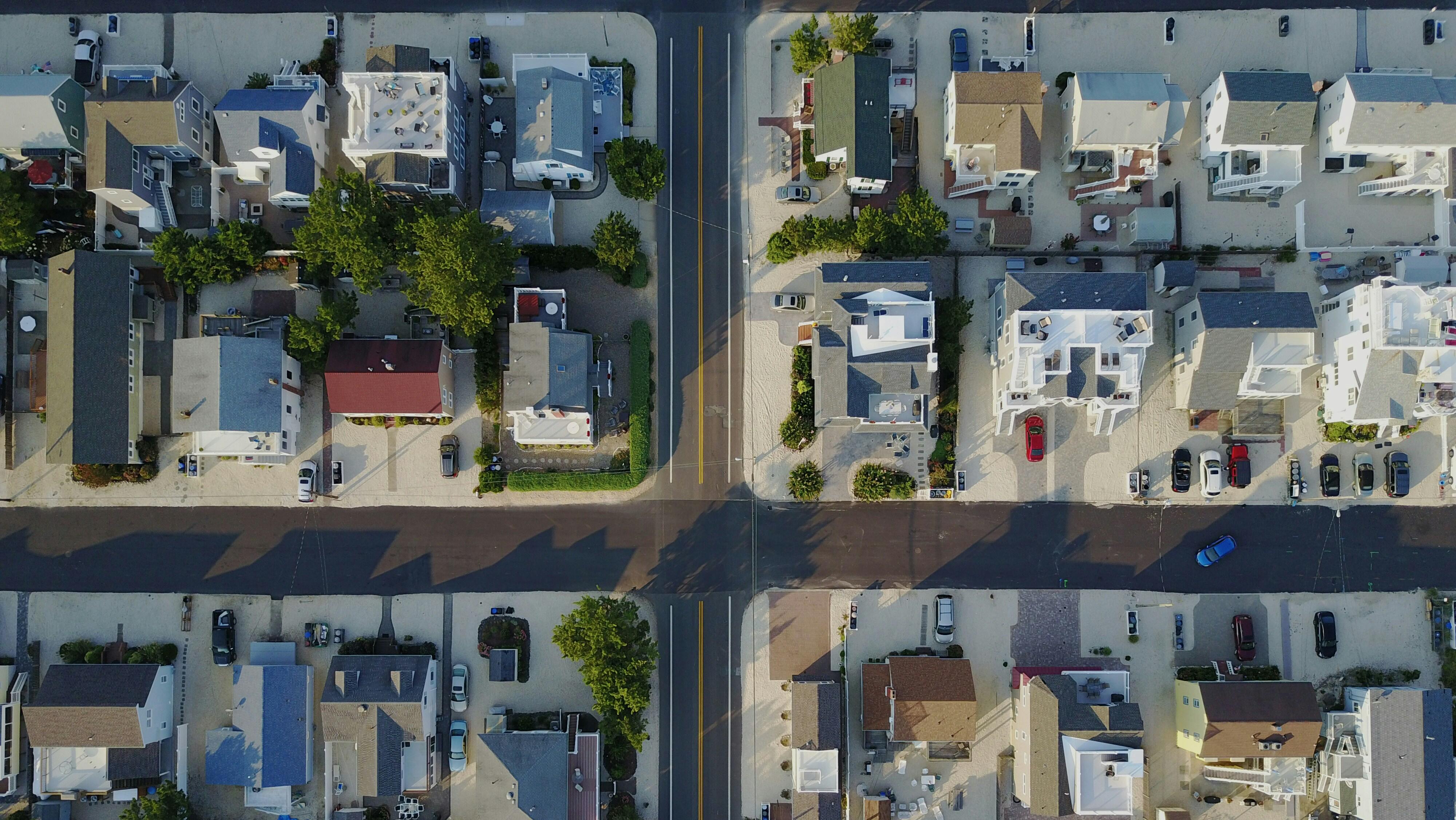 US homes sales dip as mortgages remain high