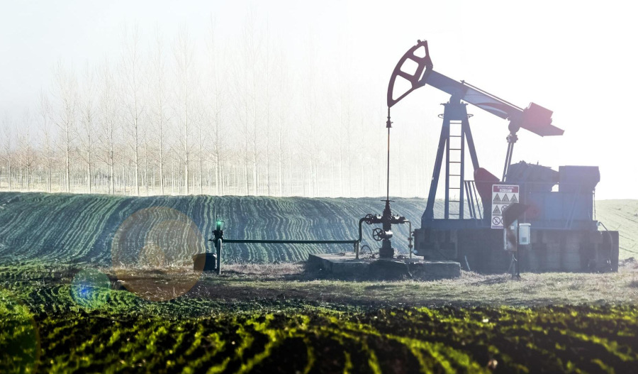 Oil rises on US-EU trade deal, hopes of China truce