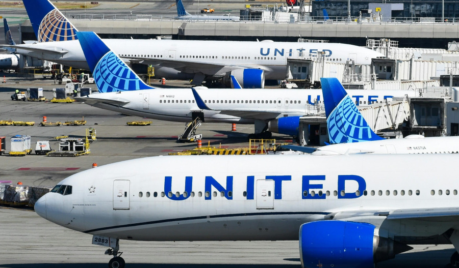 United Airlines flight attendants vote down contract