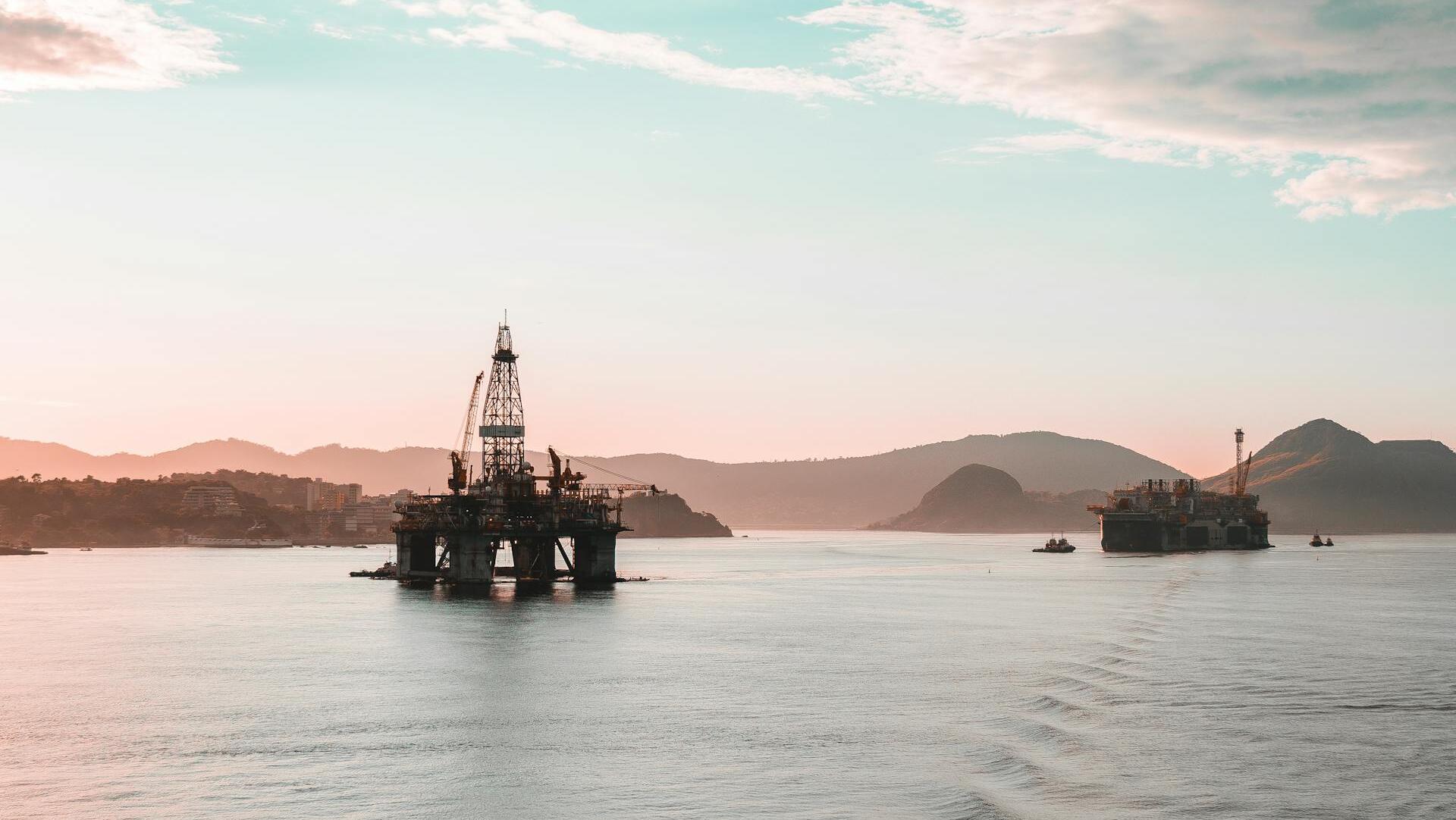 Markets: Oil ticks lower amid surprise crude build