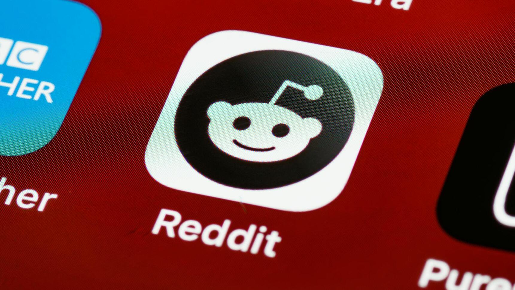 AI ad surge fuels Reddit's bullish revenue projection