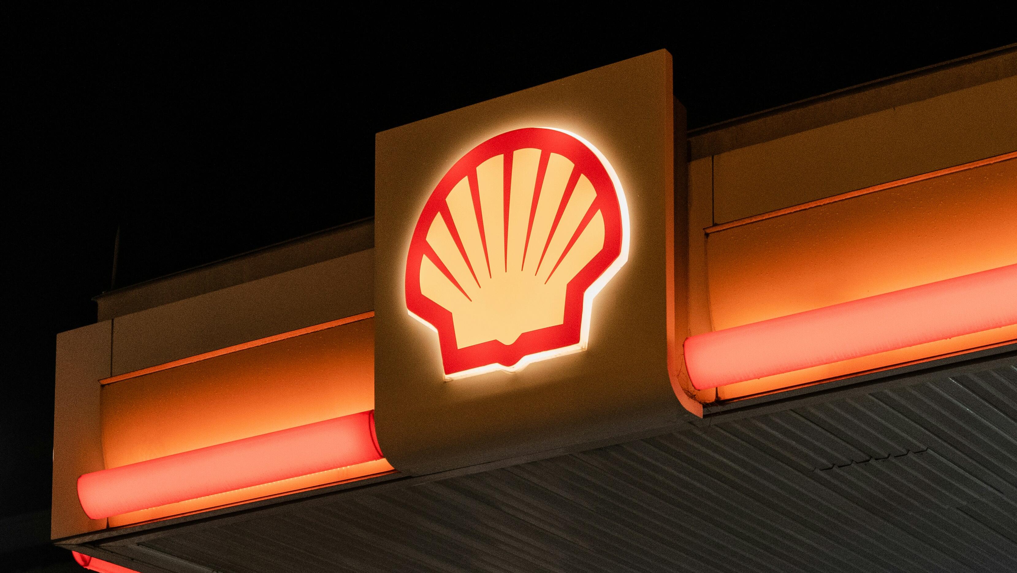 Shell net profit tumbles but beats analysts' expectations