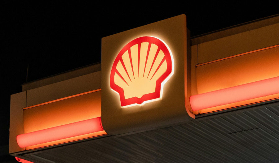 Shell net profit tumbles but beats analysts' expectations