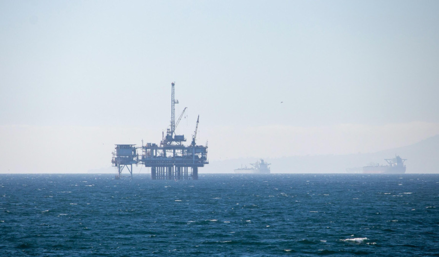 Oil ticks up amid tariff fallout, Russian supply risks