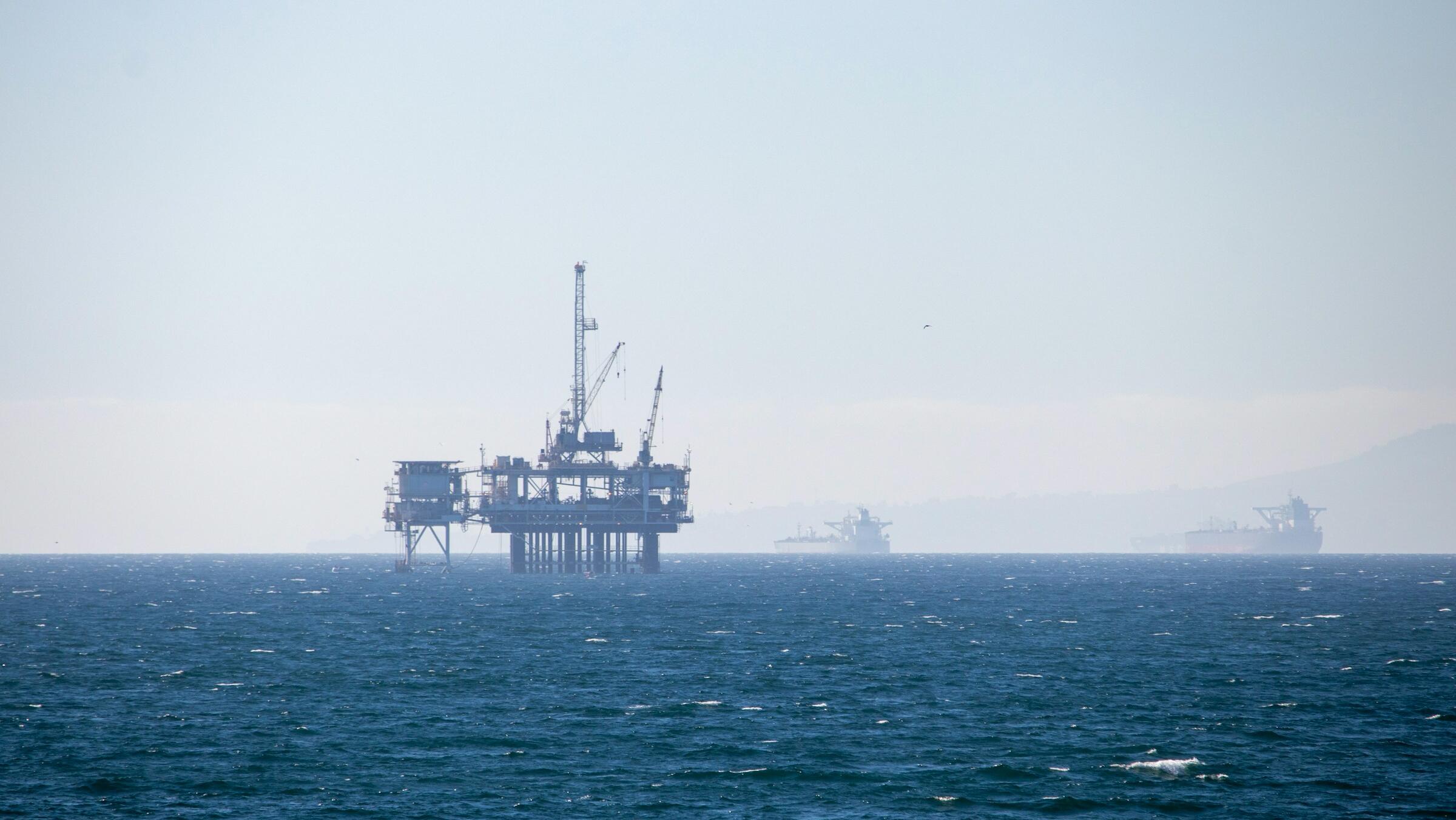 Oil ticks up amid tariff fallout, Russian supply risks
