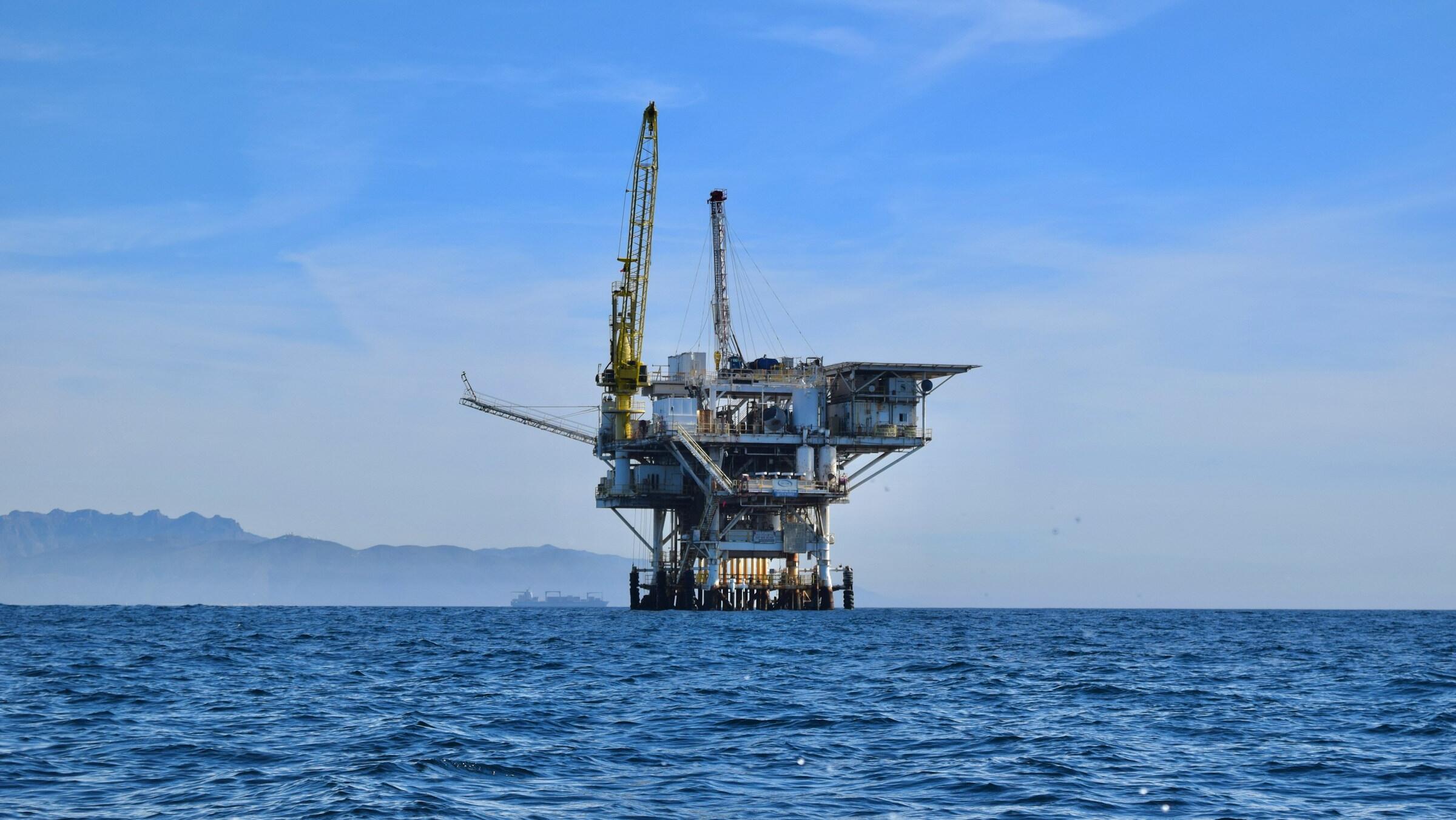 Oil climbs as US demand offsets tariff jitters