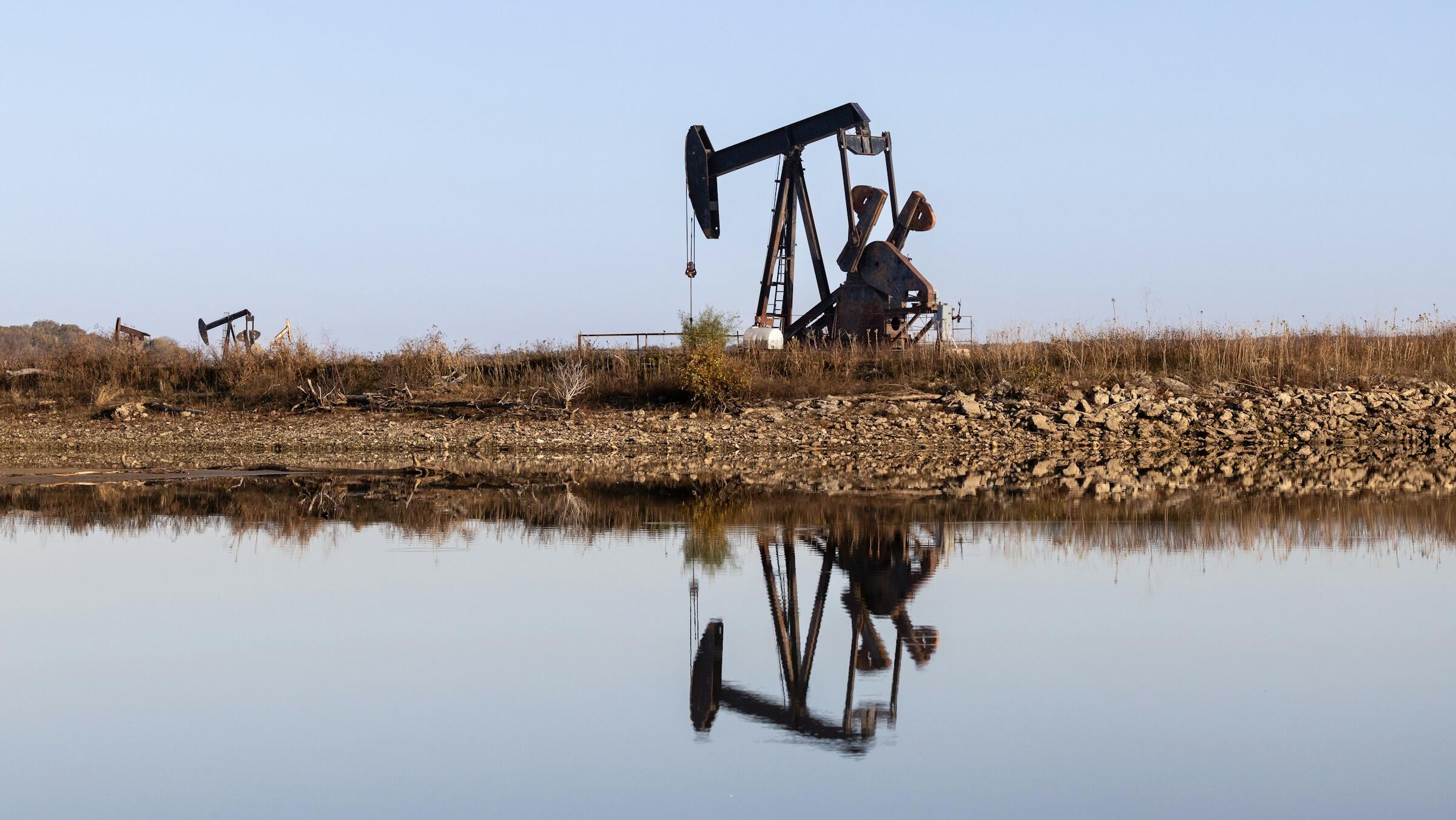 Oil steady as Trump-Putin talks ease supply fears