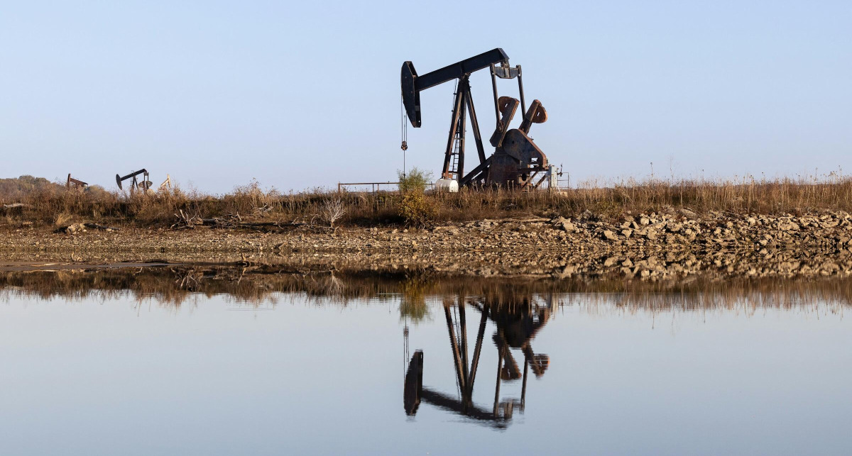 Oil steady as Trump-Putin talks ease supply fears