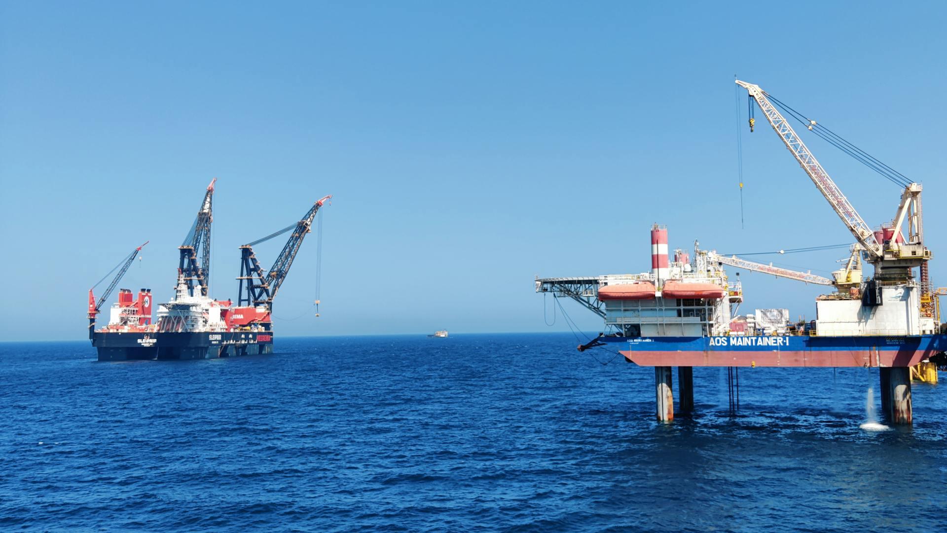 Oil ticks up as investors monitor Ukraine peace talks