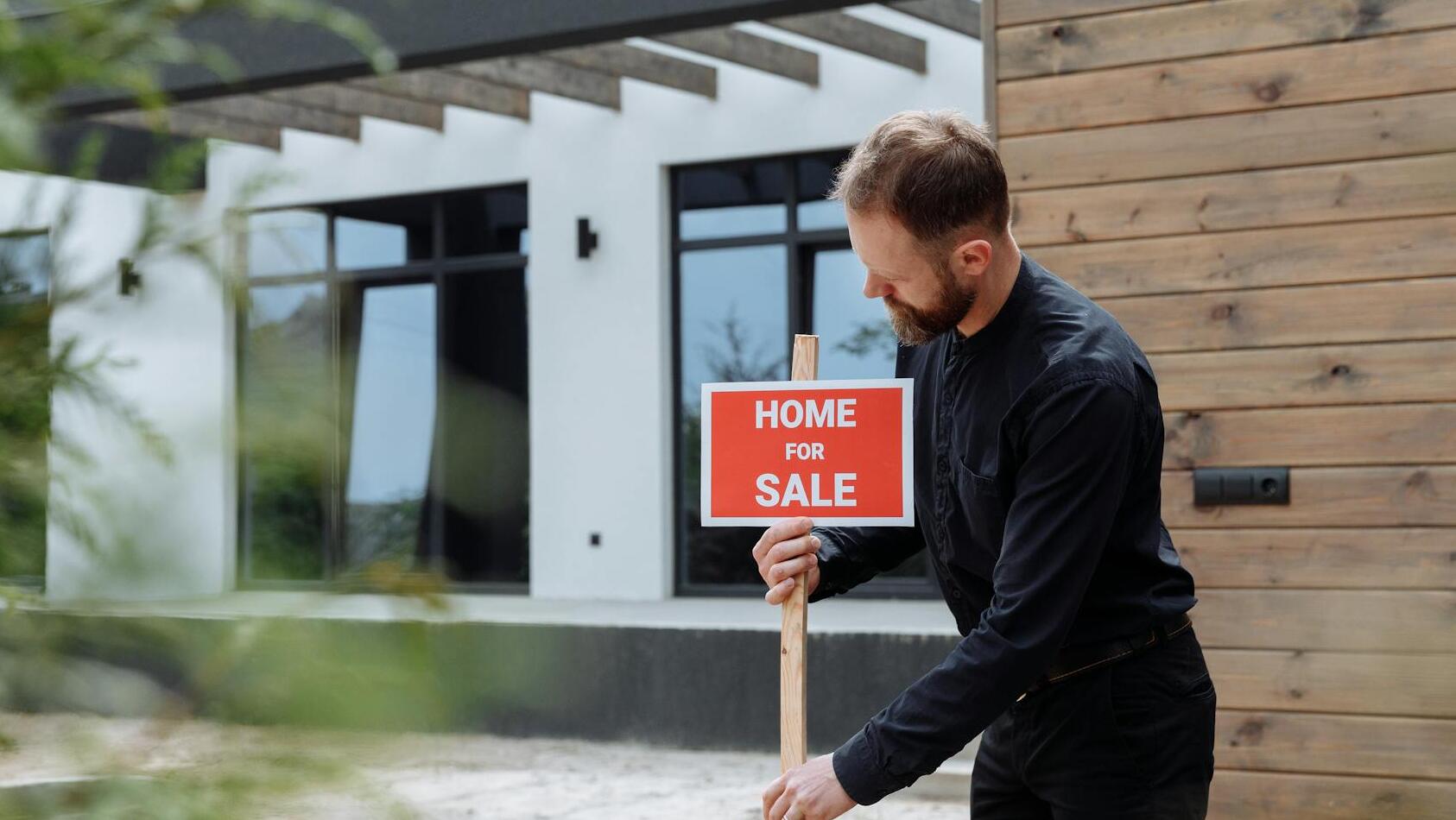 US existing home sales rise 2% in July