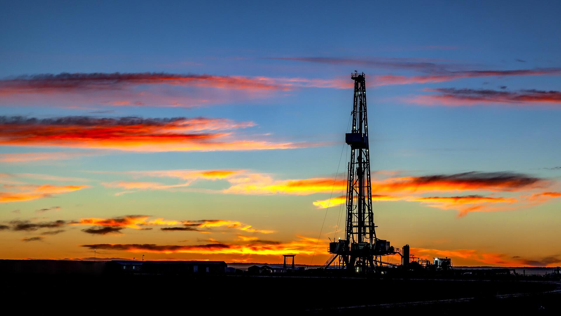 Oil dips but heads for weekly gain as peace hopes fade