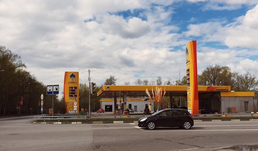 Rosneft blames OPEC+ for first half net income plunge