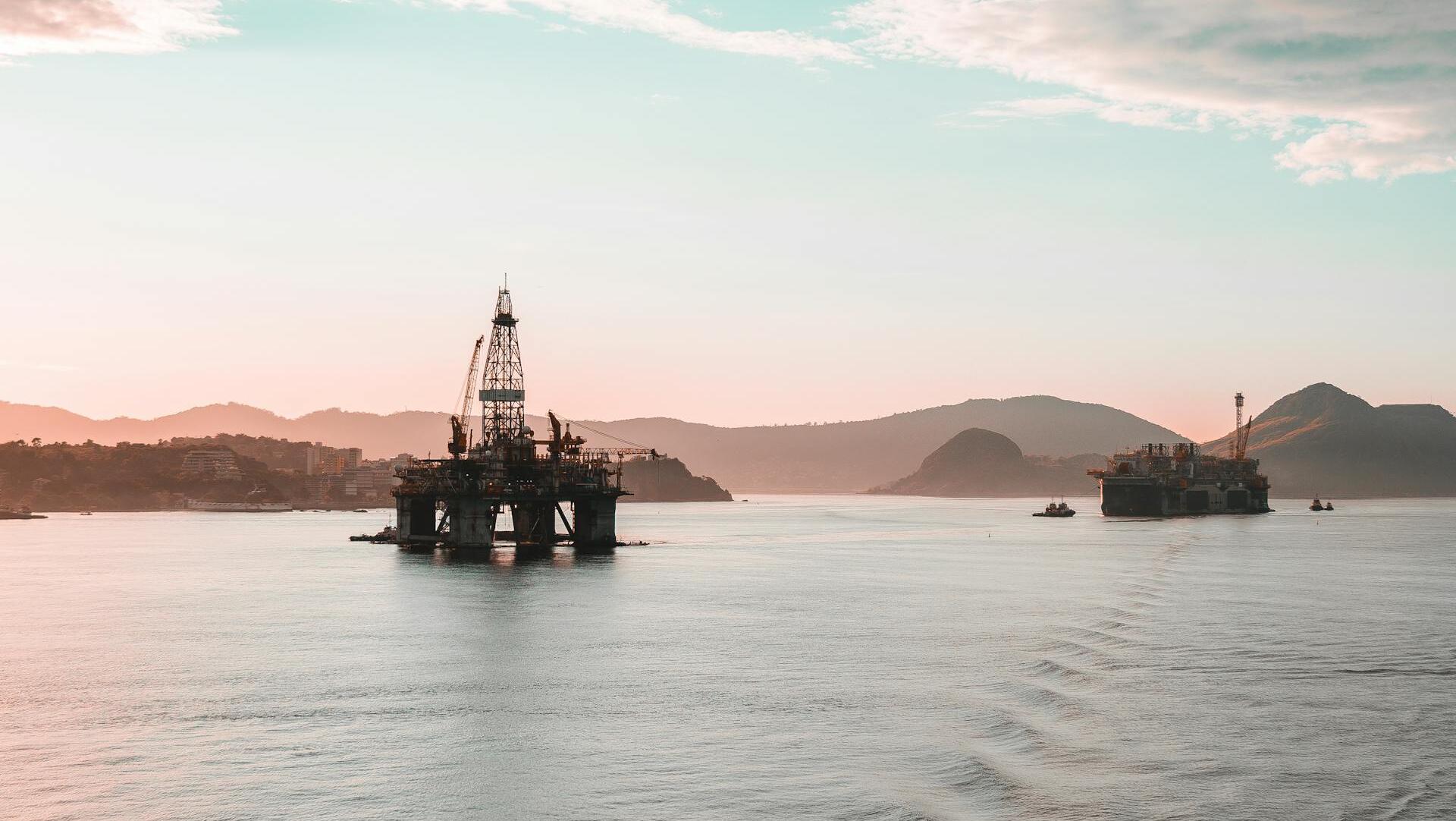 Oil ticks lower; supply risks offset tariff concerns