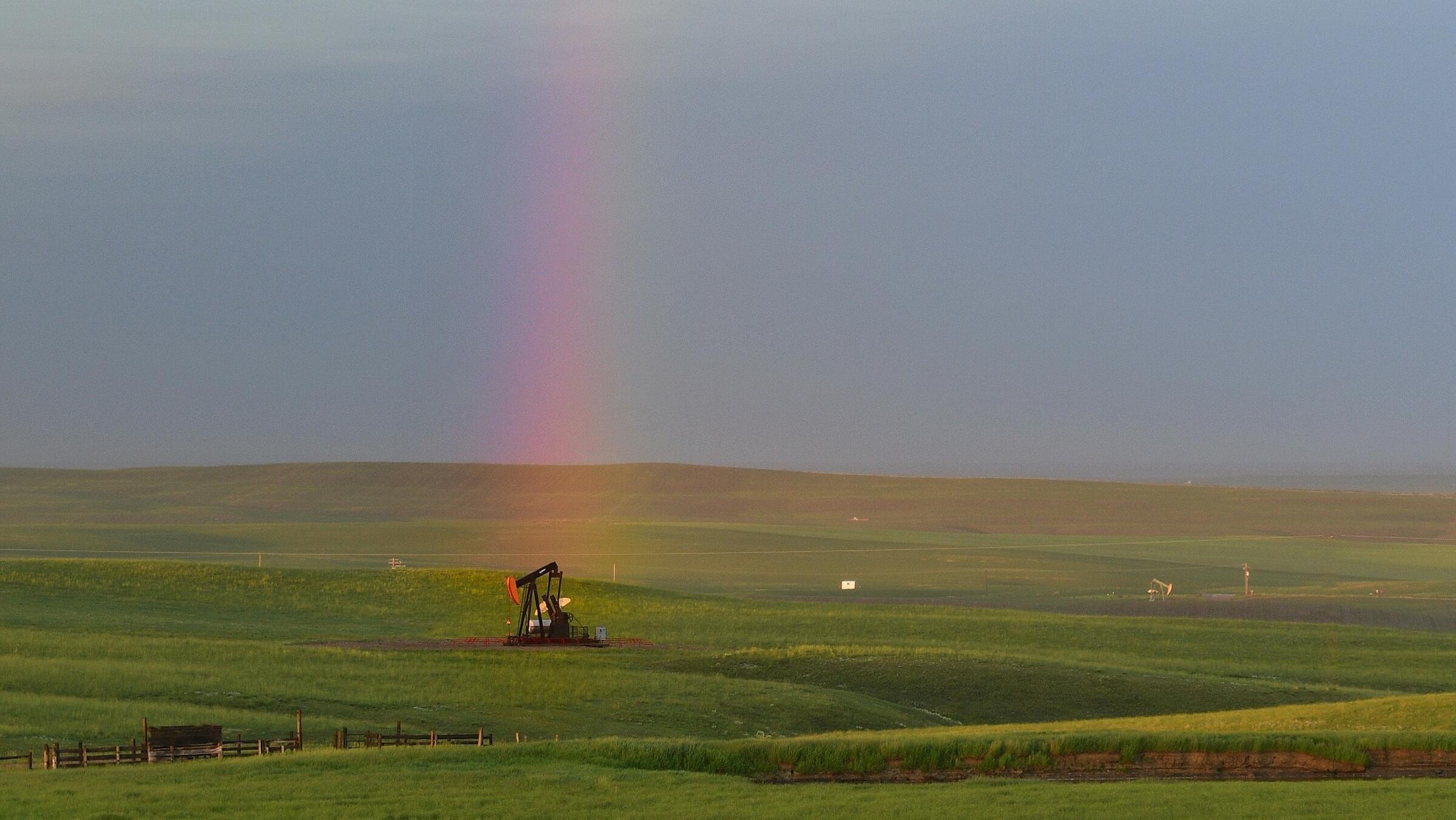 Oil slips below 1mth high; sanctions, OPEC+ in focus