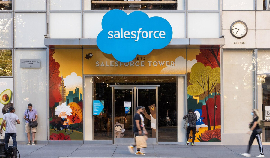 Salesforce beats estimates, falls 5.6% on outlook