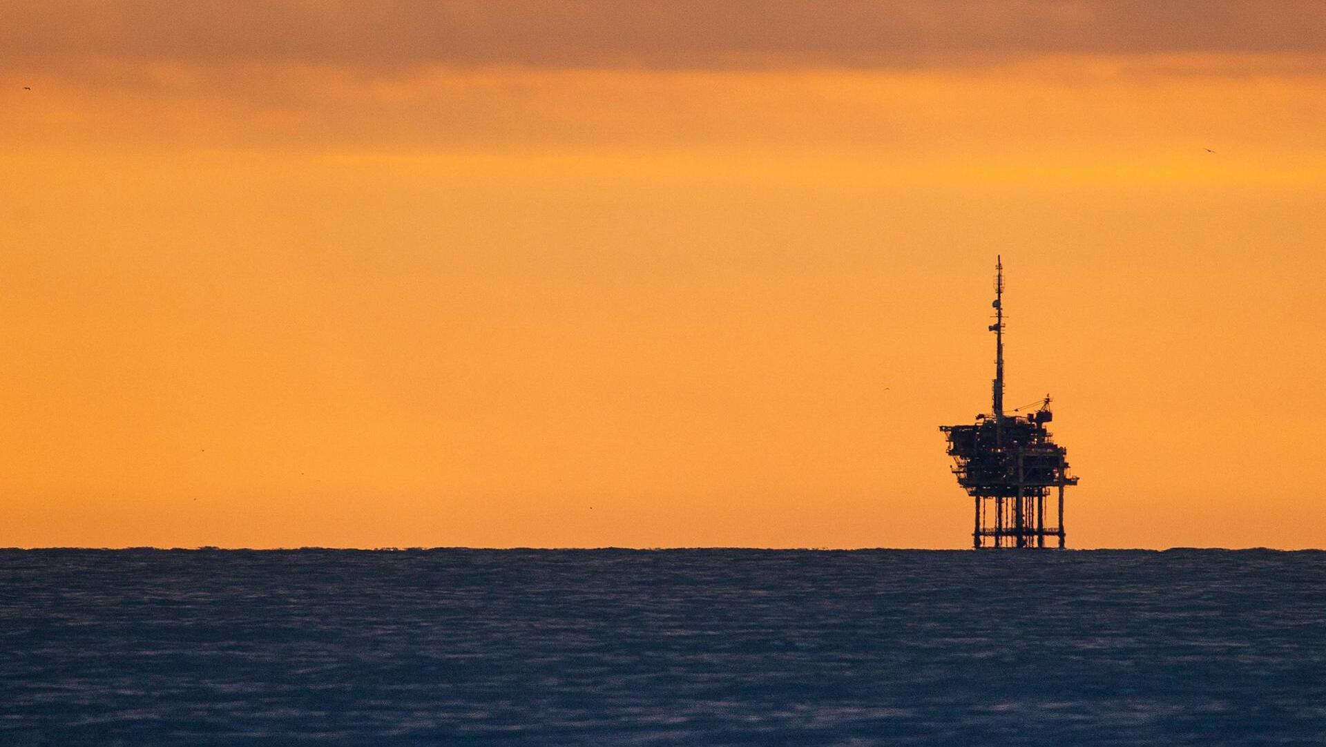 Oil prices slip on supply worries, set for weekly loss