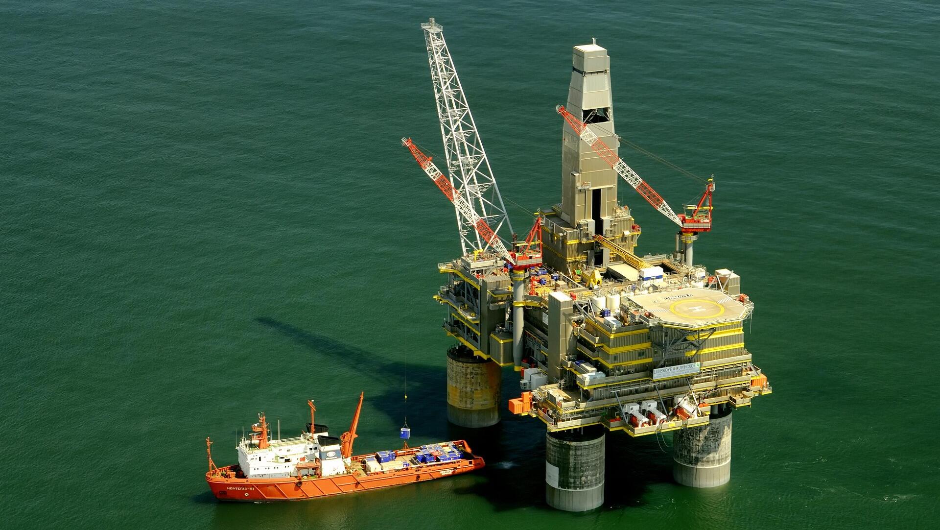 Oil prices tick lower on weak US demand, rising supply