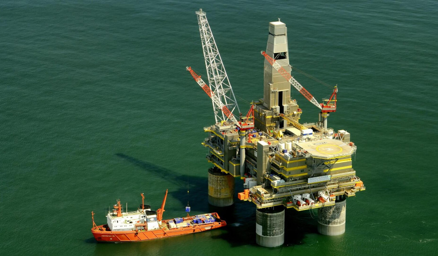 Oil prices tick lower on weak US demand, rising supply