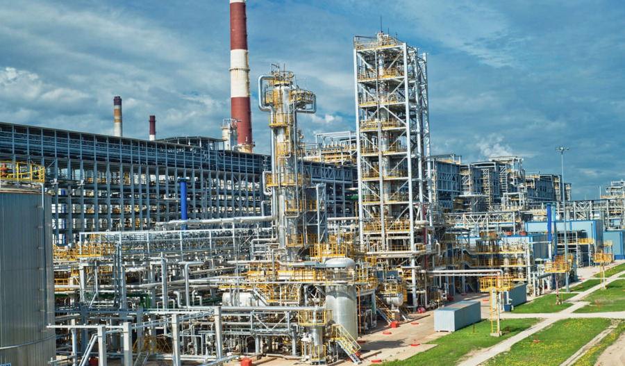 Ukraine attacks major Russian oil refinery