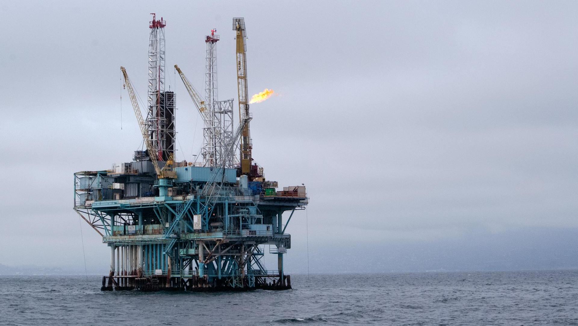 Oil rises after strikes on Russian energy facilities