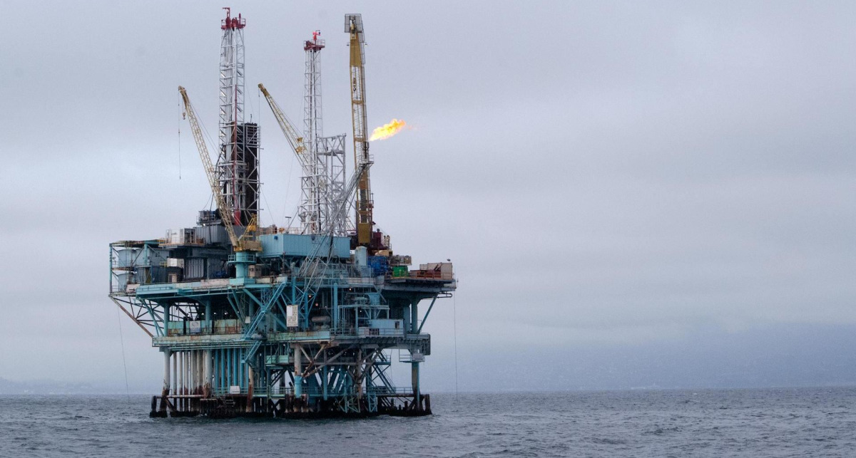 Oil rises after strikes on Russian energy facilities